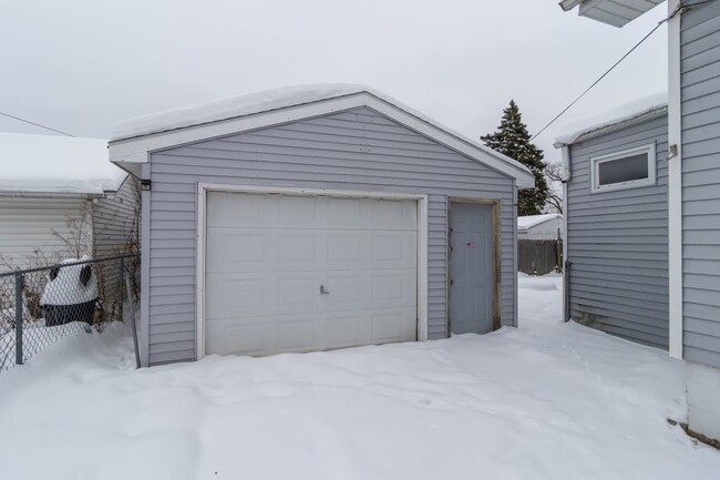 Building Photo - 2319 Hecker Ave