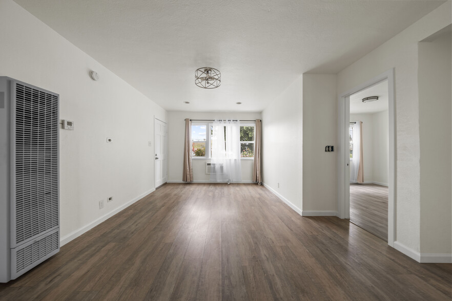 Building Photo - 6940 Woodley Ave