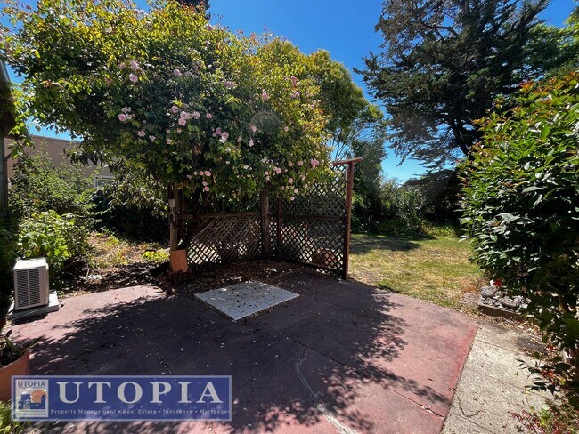 Building Photo - Charming 3 Bedroom, 1.5 Bathroom close to ...