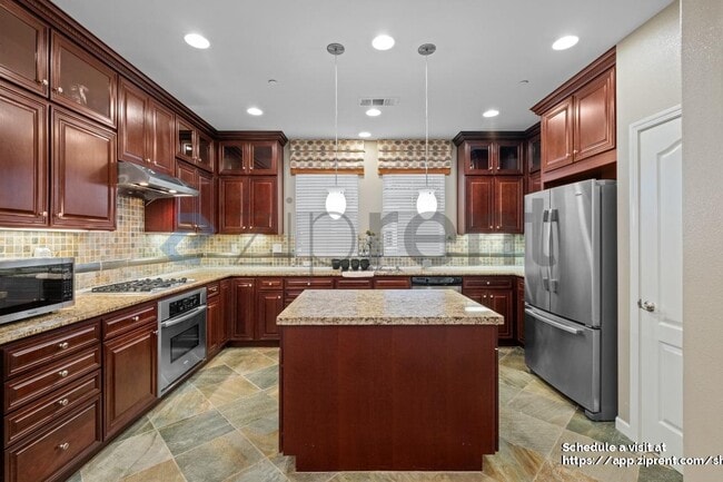 Building Photo - 137 Burbank St