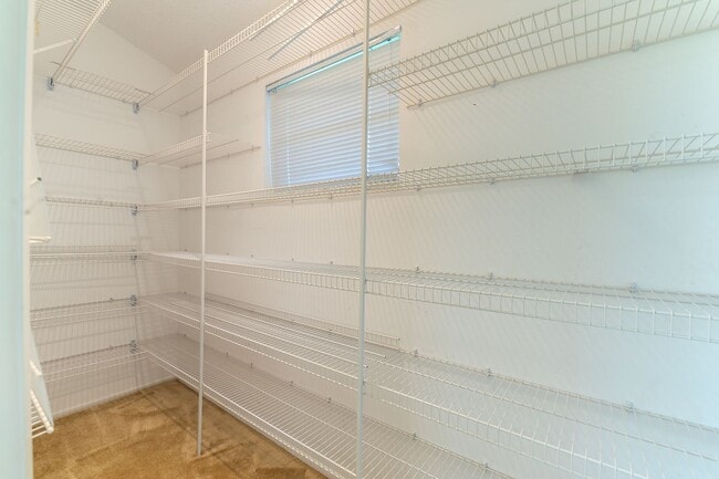 Building Photo - Spacious 3-Bed, 2-Bath Pool Home in Planta...