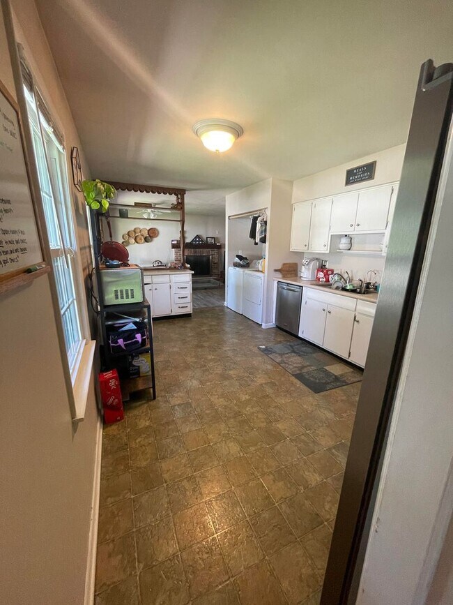 Building Photo - 3 Bedroom House