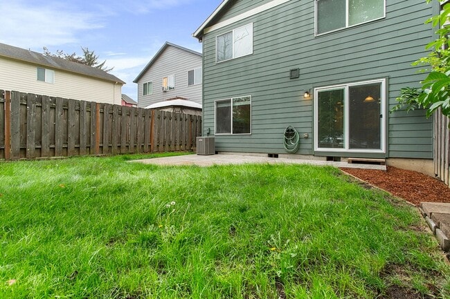 Building Photo - 4 bedrooms 2.5 bath, fenced backyard, AC, ...