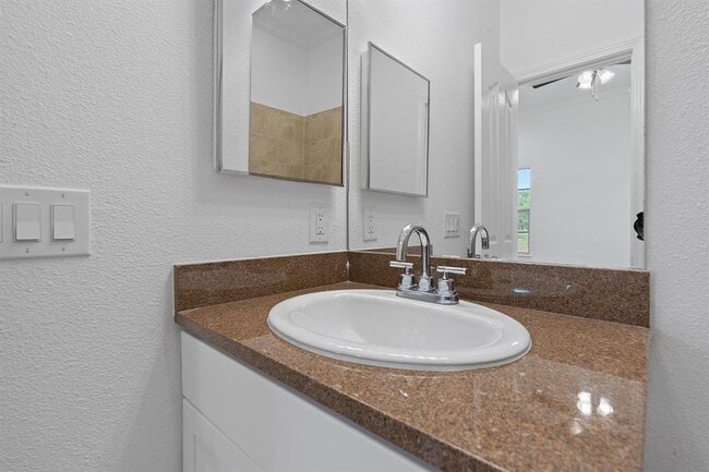 Building Photo - 404 Mesa Dr