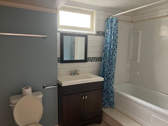 Building Photo - 221 Taylor St.