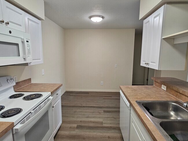kitchen/ eating area - 36047 Deer Creek Dr