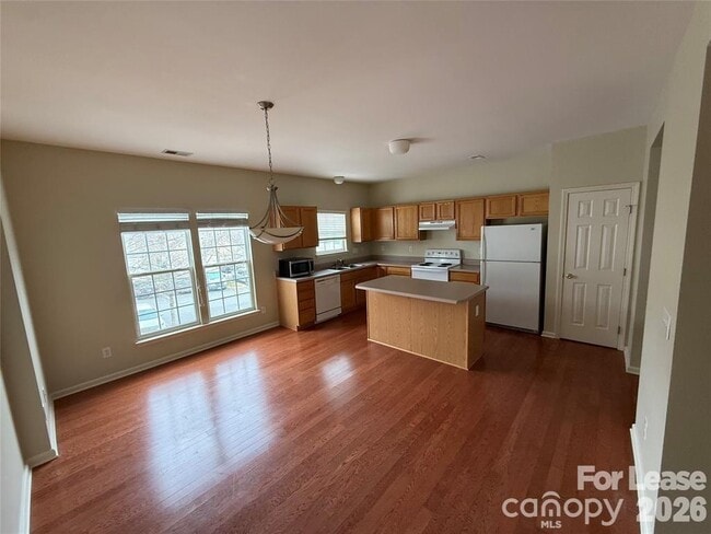 Building Photo - 13820 Hill St