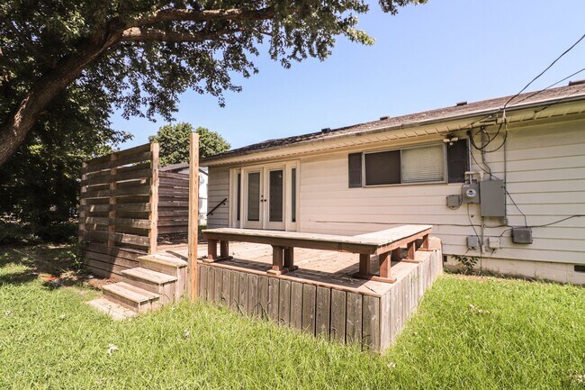 Building Photo - Darling 3 Bedroom With Hardwood Floors!