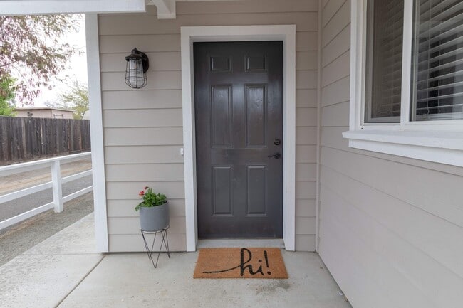 Building Photo - $1,350 Clovis Cottage 1 Bedroom Home Sierr...
