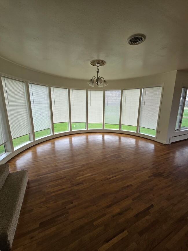 Building Photo - 4 bed, 3 bath house in the country