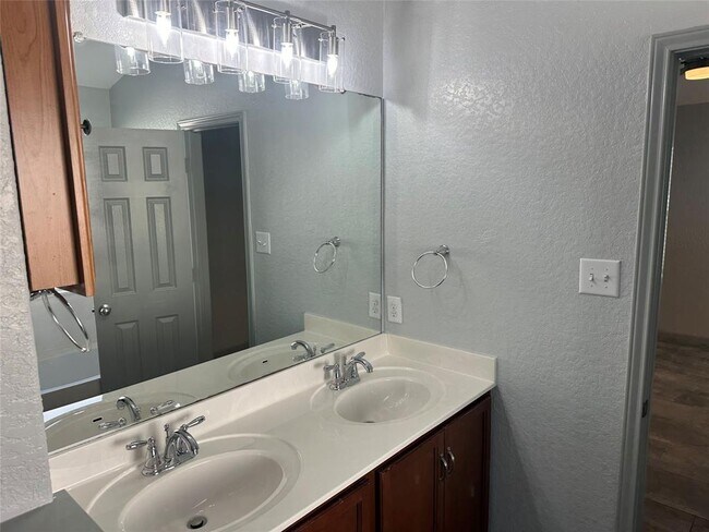 Building Photo - 2234 Bentwood Dr