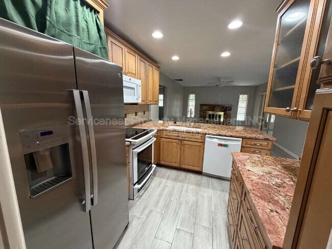 Building Photo - 423 Whispering Oaks Ct