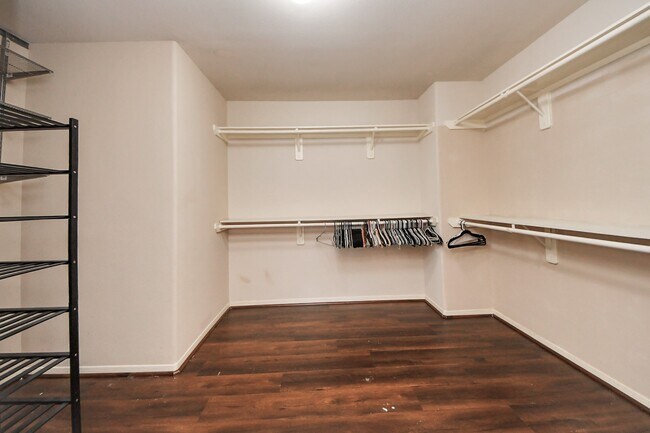 Building Photo - 5922 Hollister Cole