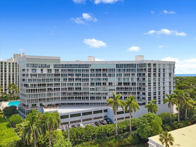 Building Photo - 600 Grapetree Dr