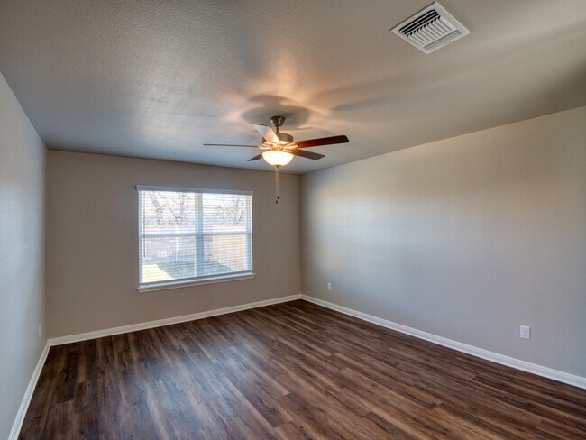 Building Photo - 1368 Kingsgate Dr