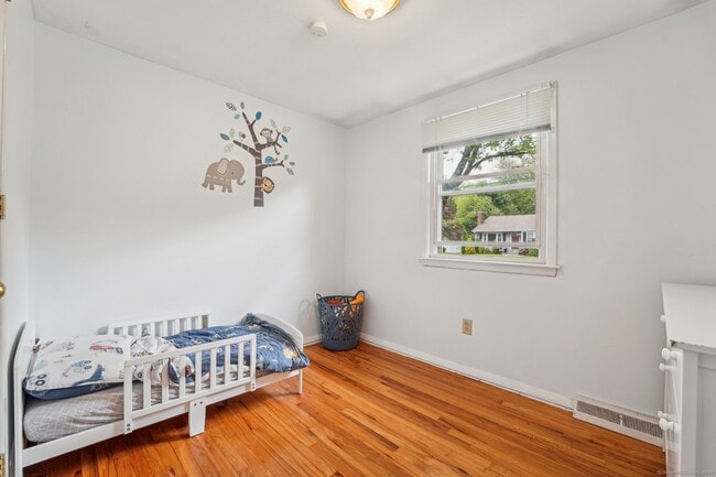 Building Photo - 44 Simsbury Manor Dr