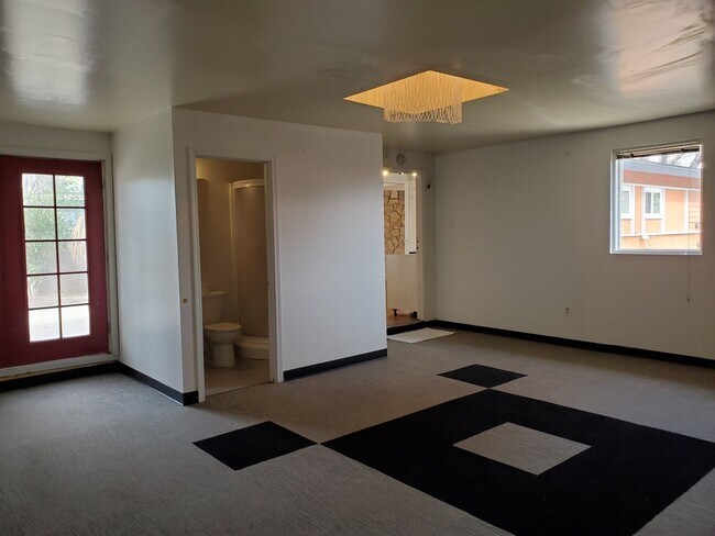 Building Photo - 3 bed/3 bath + LARGE BONUS ROOM and YARD for Assisted Living/Sober Living/Detox/Rehab Facility.