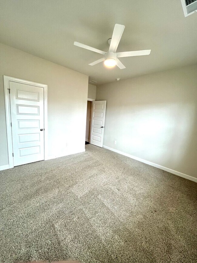 Building Photo - 3 BR, 2 BA with Fenced Yard and Fantastic Amenities!