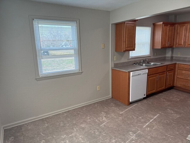 Building Photo - 2 Bedroom 1 Bath Beautiful Inside! $895