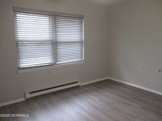 Building Photo - 111B Edinburgh Ln