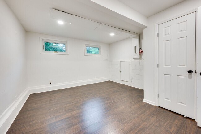 Building Photo - Amazing 3BE/2BA home in the West Meade & Hillwood Estates area!