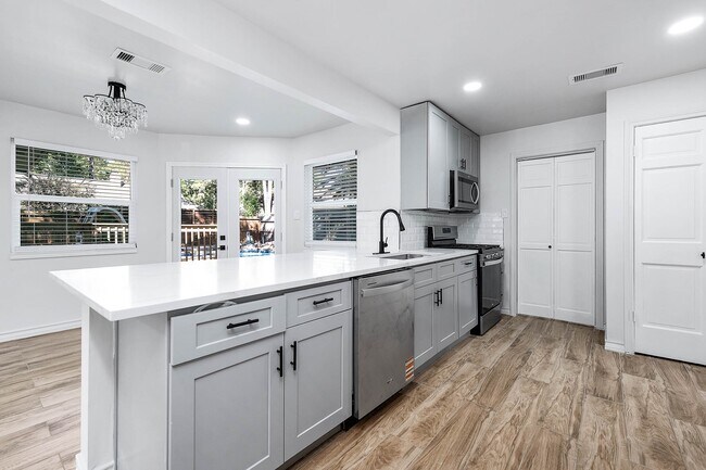 Building Photo - 3511 Tree Ln