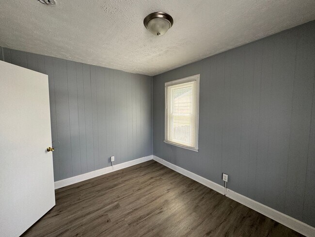 Building Photo - 2025-2027 Southeastern Ave