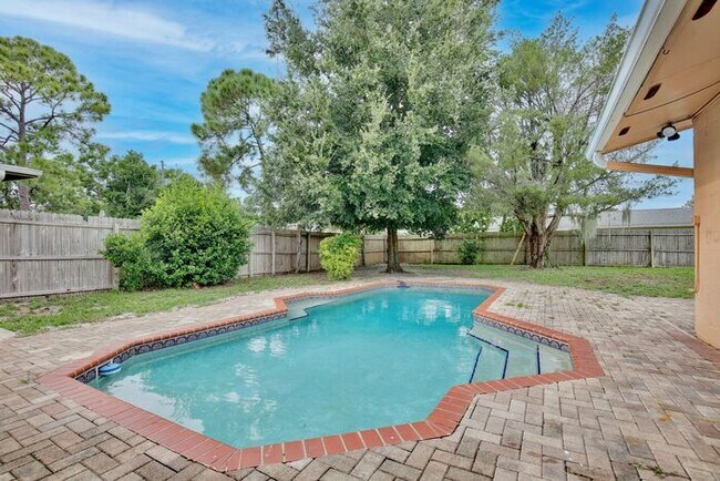 Building Photo - Beautiful 3/2 Spacious Pool Home with a Fe...