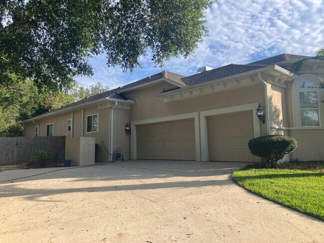 Building Photo - Beautiful 5 Bed/3 Bath Golf Course Communi...