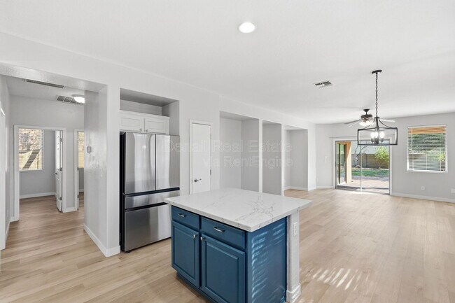 Building Photo - 1711 W Twain Ct