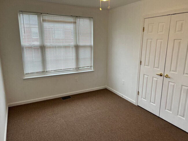 Building Photo - Spacious 3 Bedroom End Unit- Baltimore, MD