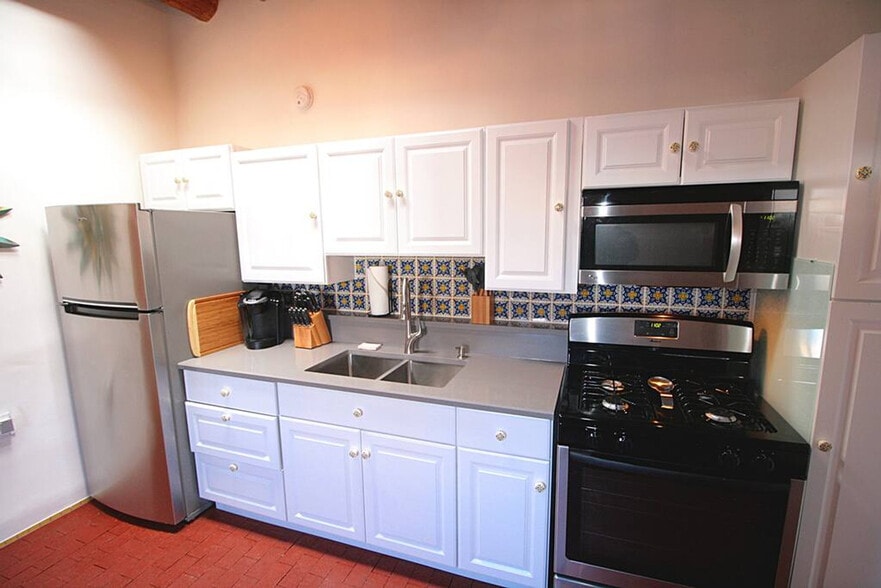 Building Photo - 250 Closson St