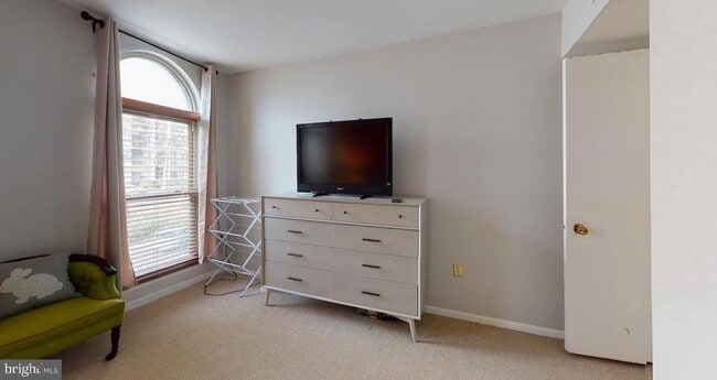 Building Photo - 31 Canterbury Square