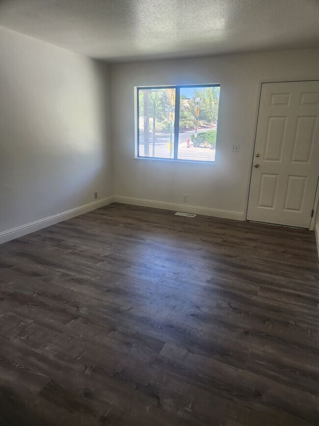 Building Photo - One bedroom condo with washer/dryer