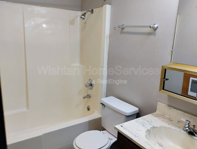 Building Photo - 223 S F St