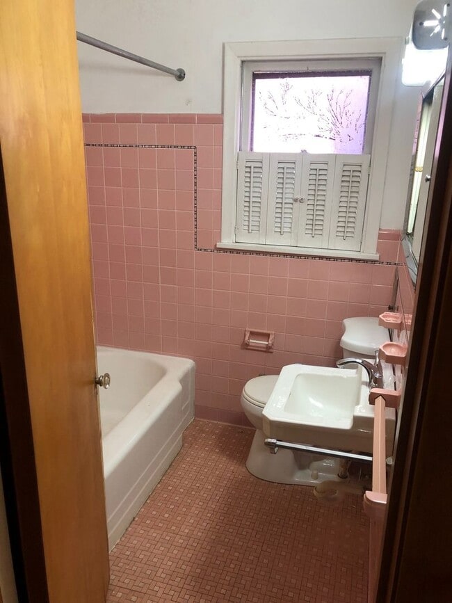 Building Photo - nice 2 bedroom house ready for move in ASAP.