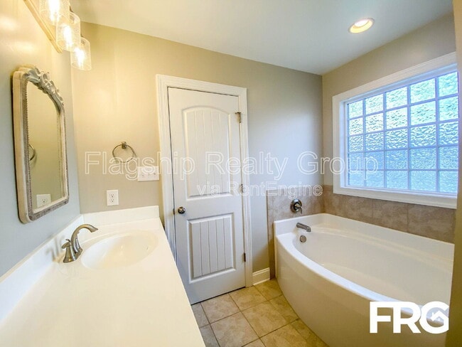 Building Photo - 203 Carew Dr