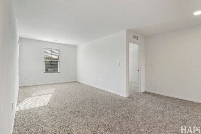 Building Photo - 2029 Magnolia Ln