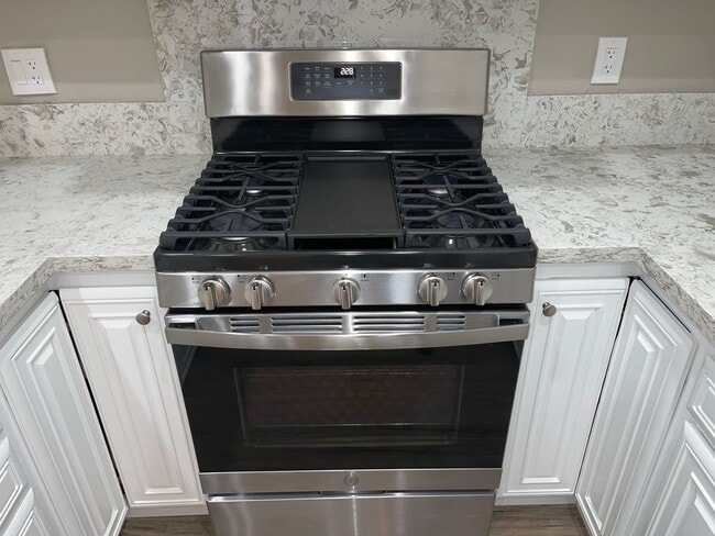 Building Photo - 5-Bedroom Carson 2-Story Home