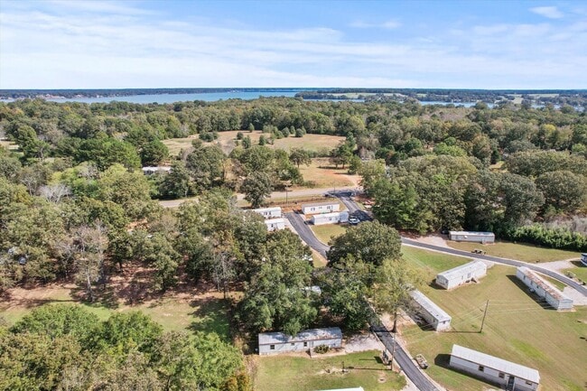 Building Photo - Beautifully Updated 3BR/2BA Trailer in Muscle Shoals – Quiet Country Living