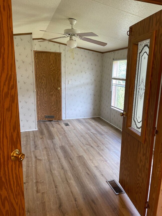 Building Photo - 3 bedroom home Fayetville PA!