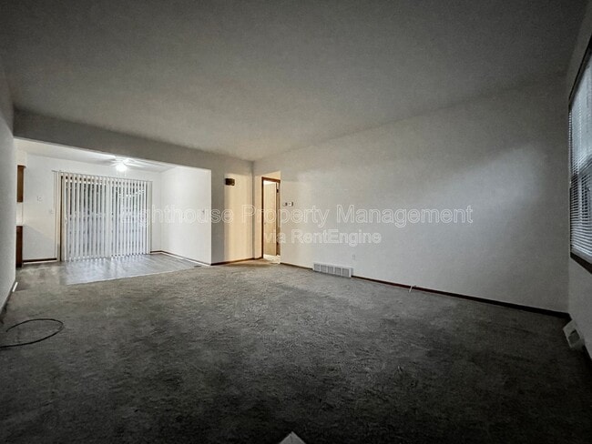 Building Photo - 1348 Carriage Hill Dr SE