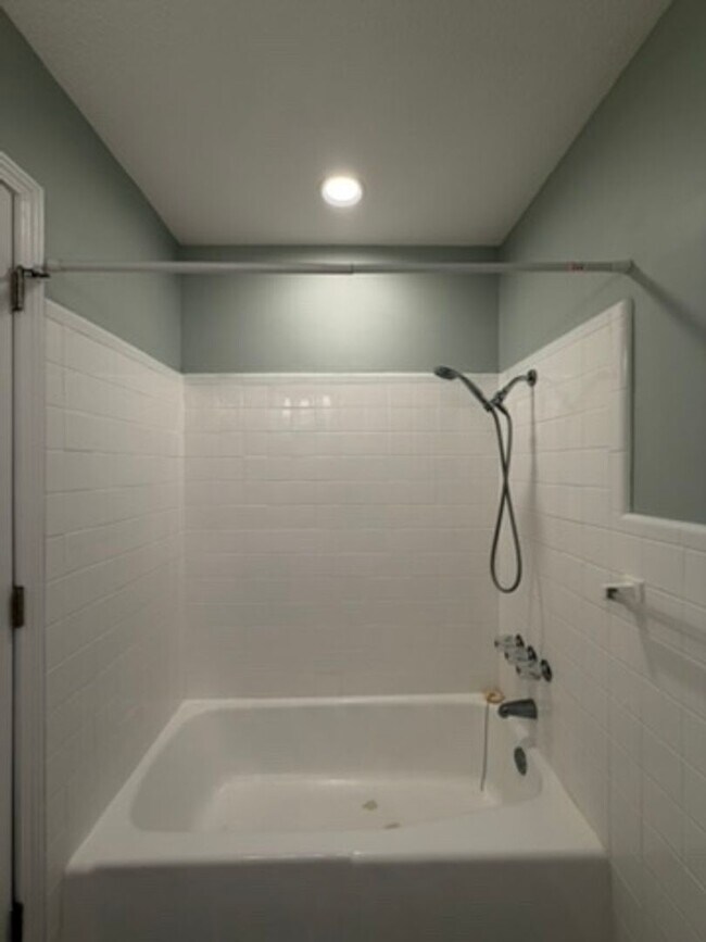 Building Photo - UNFURNISHED, UPDATED 3B/1.5B Home in the Heart of Ft. Walton Beach