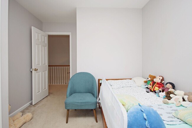 Building Photo - Pet-Friendly End-Unit Ridgecrest Townhome
