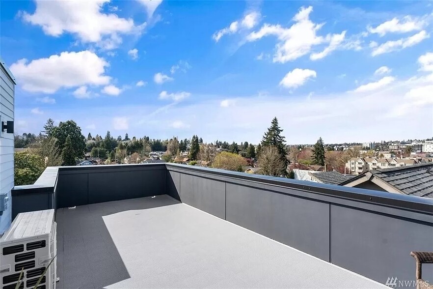 Building Photo - 5712 Roosevelt Way NE