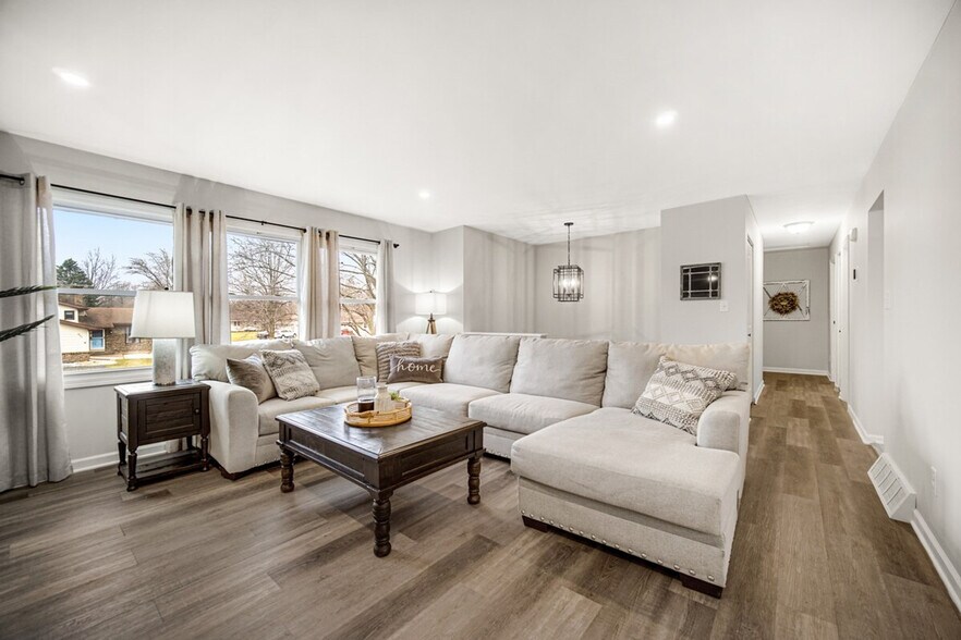 Primary Photo - 560 Kathleen Dr