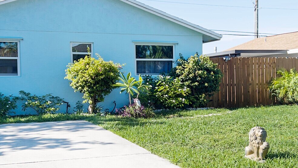 Building Photo - 4915 Weymouth St