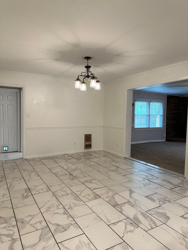 Building Photo - Large Home on the Eastside on a deadened street - Pre Lease