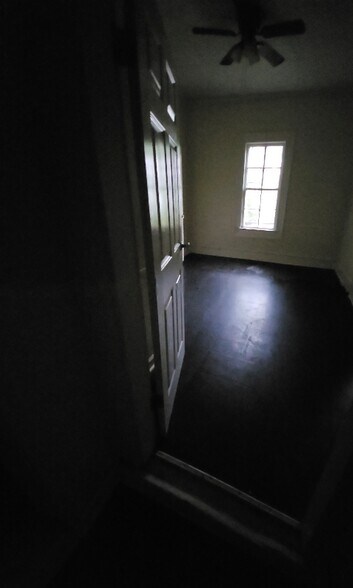 Building Photo - 806 E Caswell St