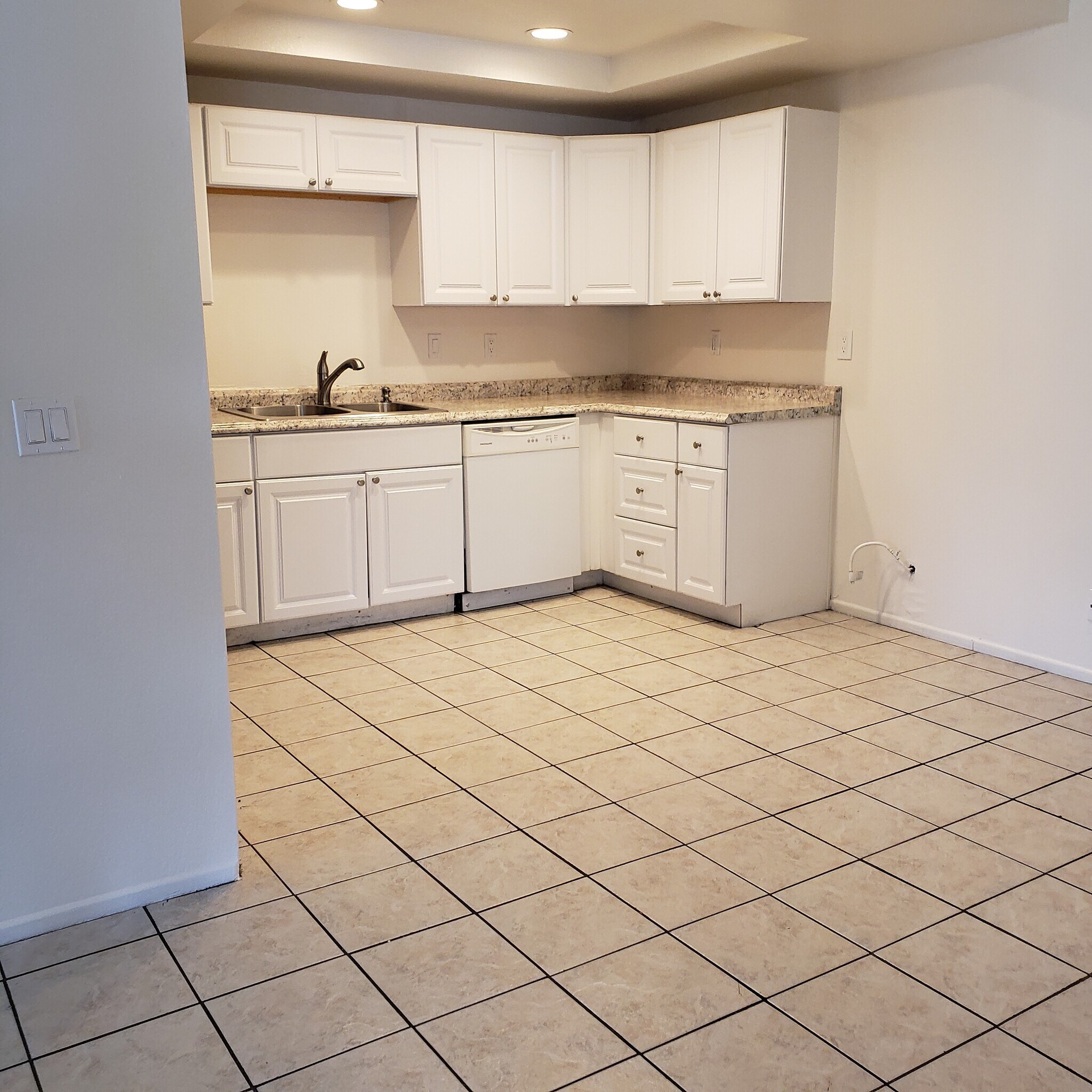 modern kitchen with range & dishwasher - 32305 Rancho Vista Dr
